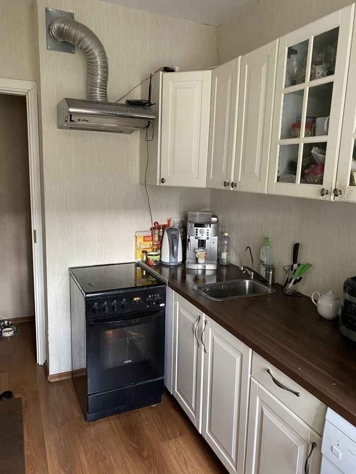 Продам 2-комнатную квартиру в развитом районе по низкой цене.