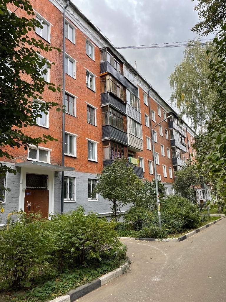 Продается 2х комнатная квартира в среднем состоянии в самом центре города.