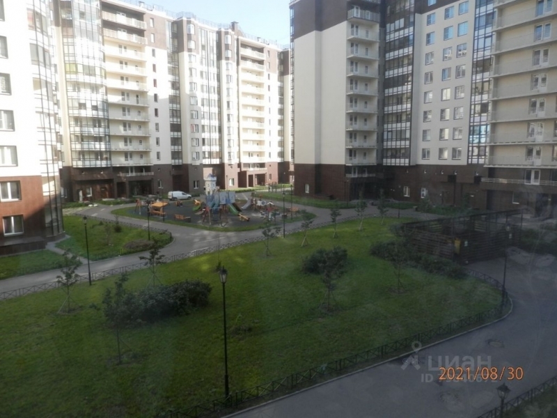 От дома до метро можно добраться транспортом.
