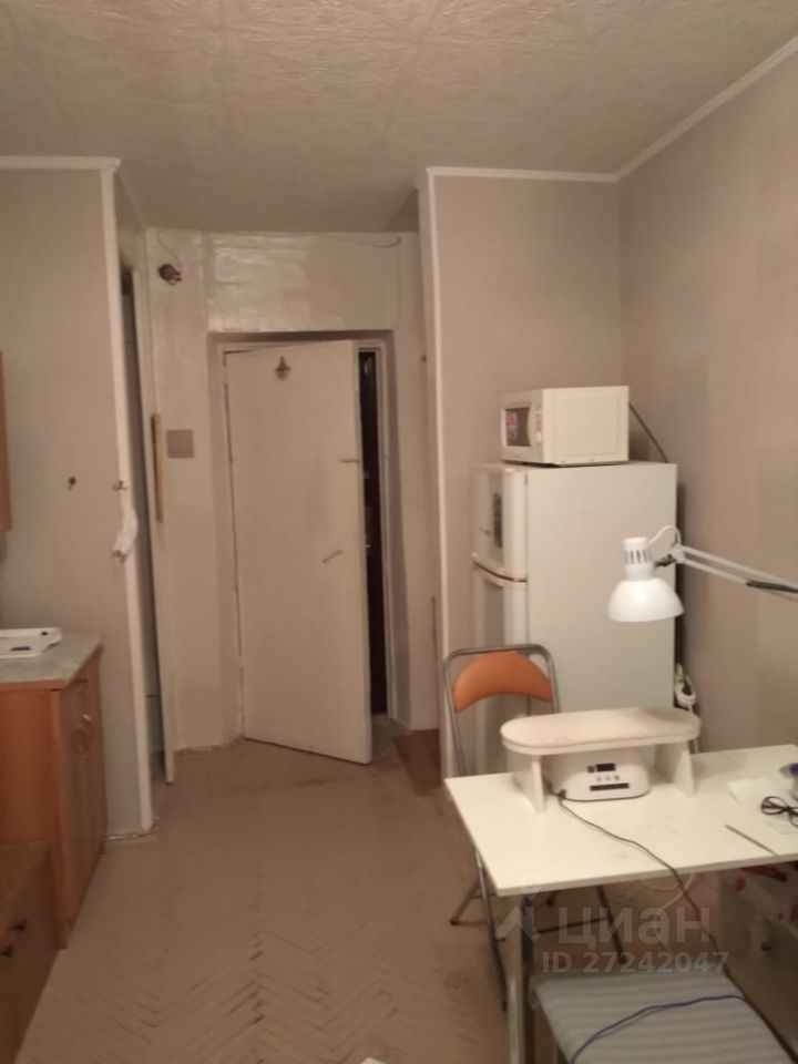 В квартире продается комната.