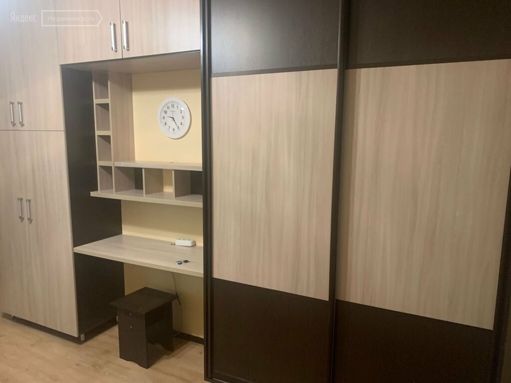 Рядом с домом есть автобусная остановка, откуда отправляются автобусы и маршрутк