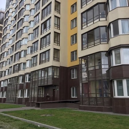 Рядом с домом есть автобусная остановка, откуда отправляются автобусы и маршрутк