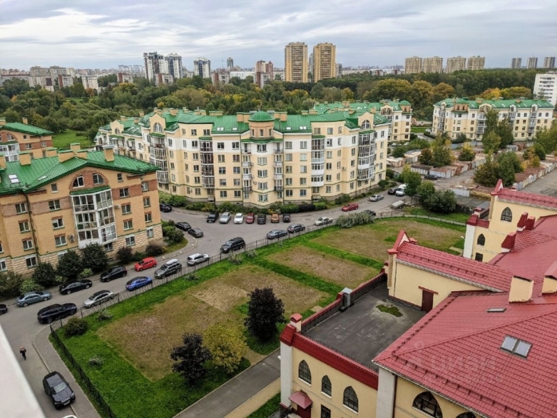 До станции метро часто и по расписанию ходит общественный транспорт.