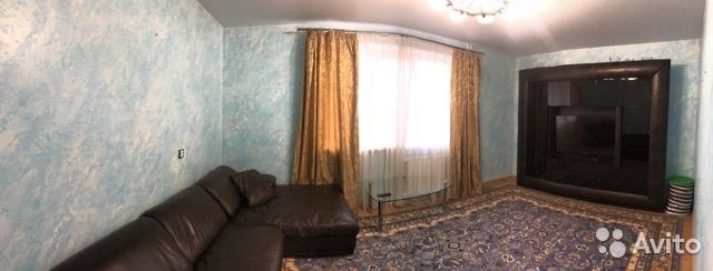 Продается четырехкомнатная квартира в хорошем районе.