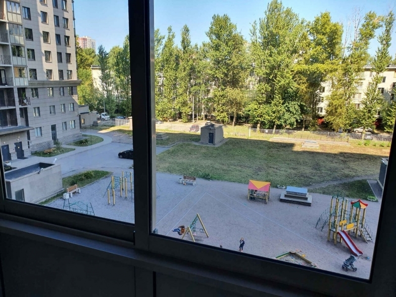 Рядом с домом станция метро, что заметно сокращает время в дороге.