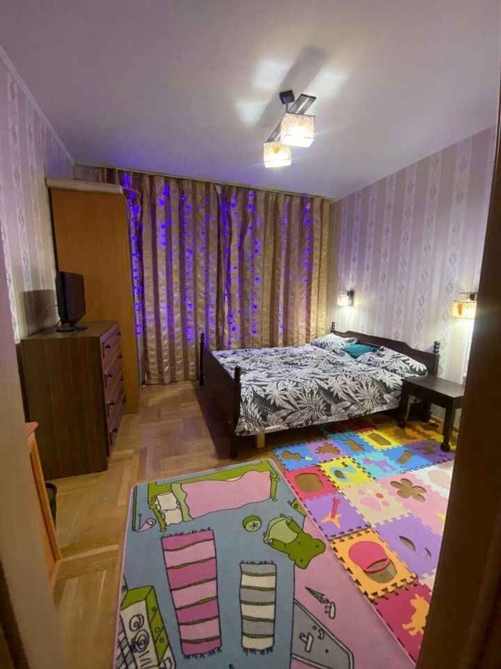 Продается трешка.