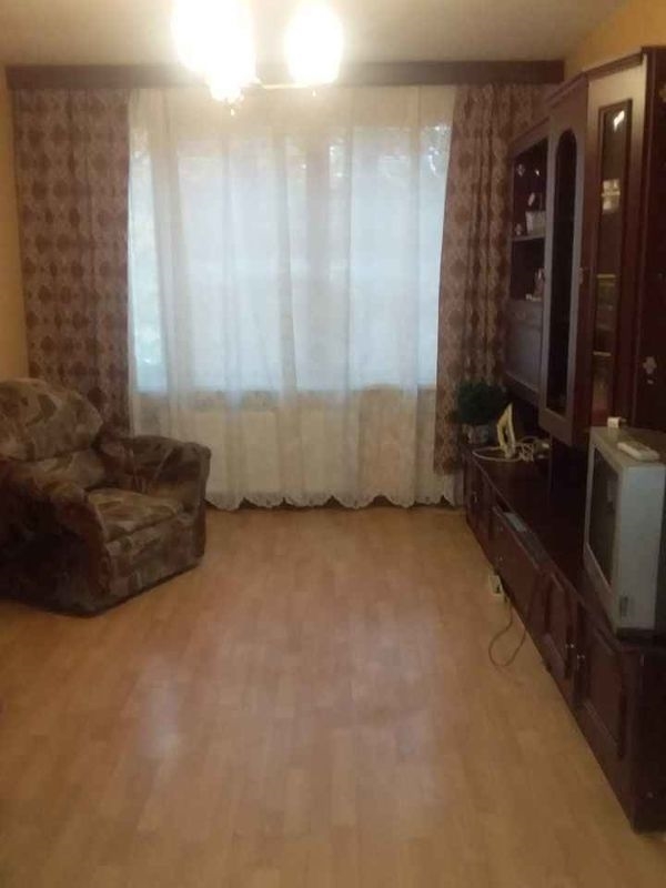В квартире две комнаты изолированные одна проходная.