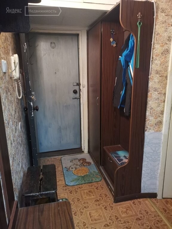 Продам 2-комнатную квартиру в развитом районе по низкой цене.