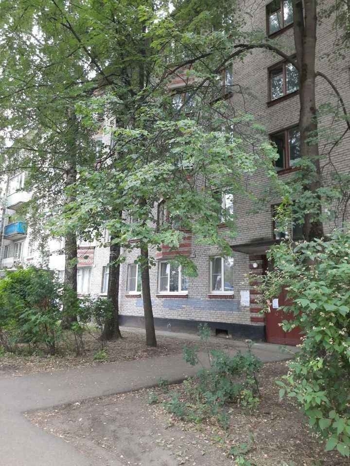 Продается трехкомнатная квартира в хорошем районе с развитой инфраструктурой.