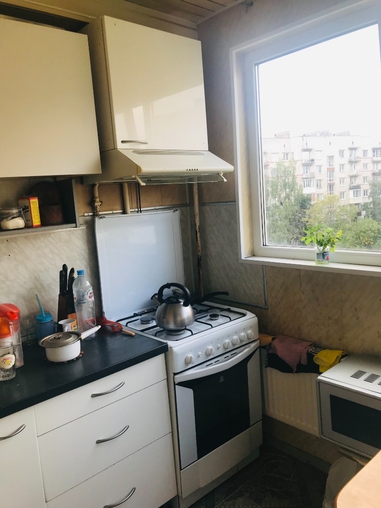 Продается трехкомнатная квартира в хорошем районе с развитой инфраструктурой.