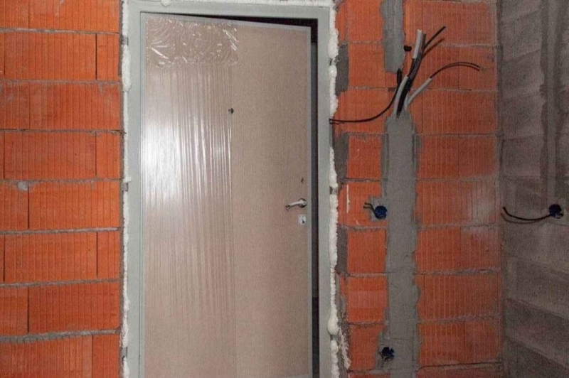 Требует хорошего ремонта.