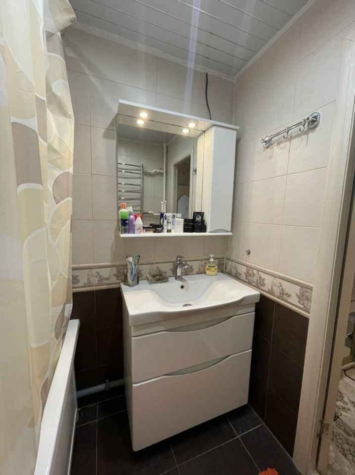 Продам двушку в хорошем районе.