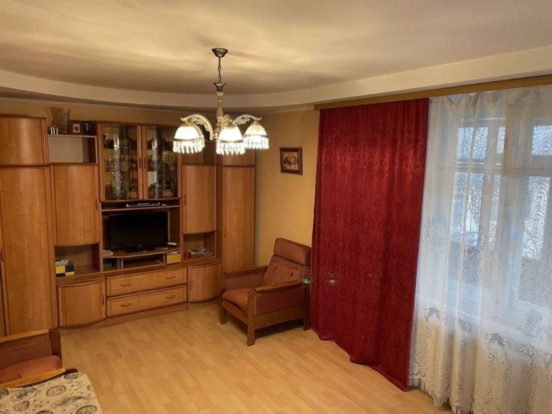 Продам 2-комнатную квартиру в развитом районе по низкой цене.