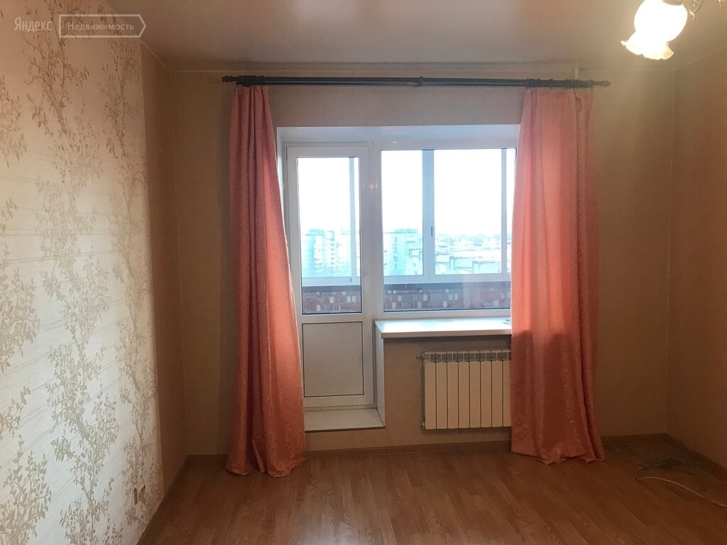 Продатся чистая , светлая квартира в на 13 этаже в благоустроенном районе школ