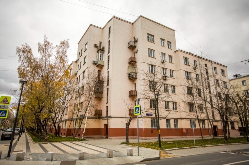 Продается светлая и уютная трехкомнатная квартира в 2-х минут пешком от м.