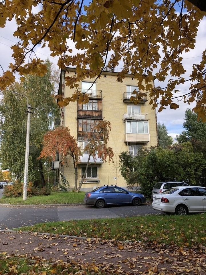 В пешей доступности Леруа и Окей, остановка, школа, садик.