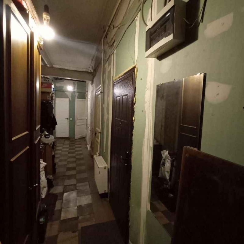 Продается комната с прекрасным видом из окна.