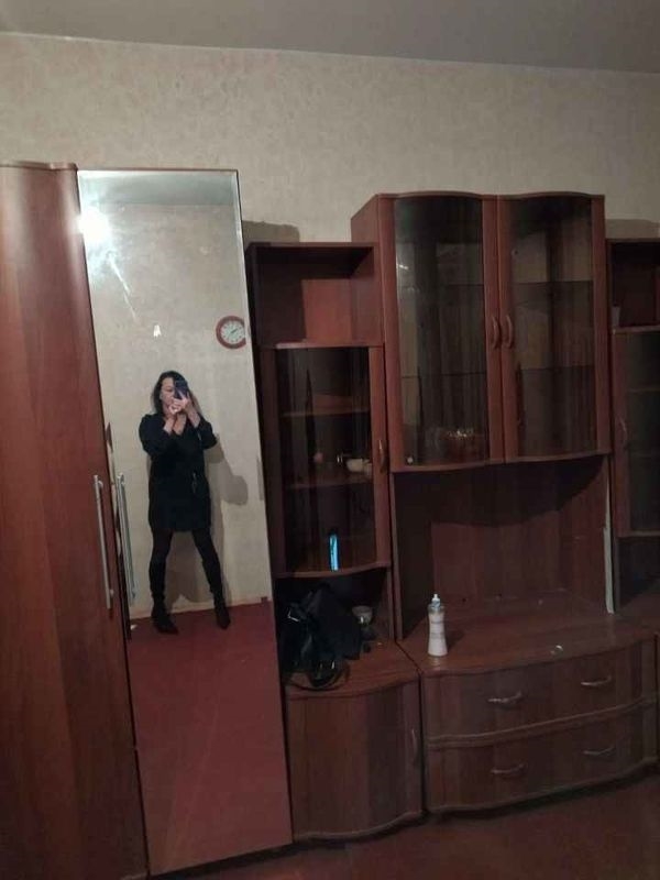 Комната большая и светлая.