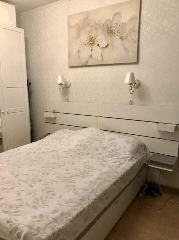 Продам 2-комнатную квартиру в развитом районе по низкой цене.