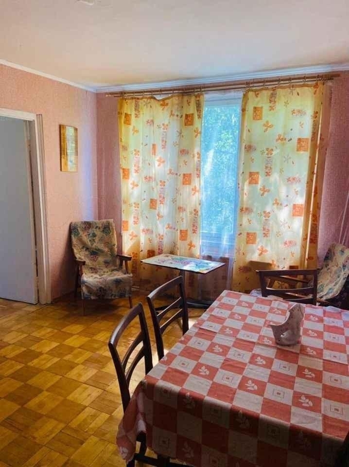 Продаю 3-з комнатную квартиру, до метро 5 минут пешком, во дворе сад, школа.