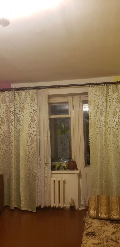 От дома до метро можно добраться транспортом.