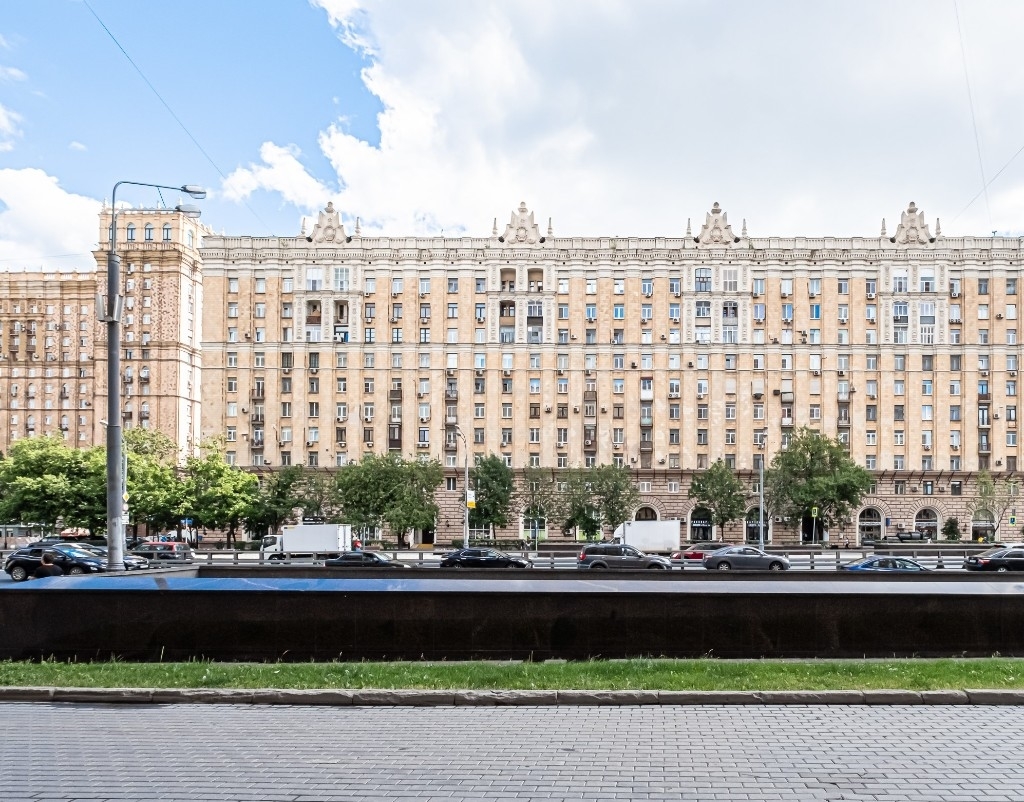 Продатся четырхкомнатная квартира в Сталинском доме, ВЫСОКИЕ ПОТОЛКИ.