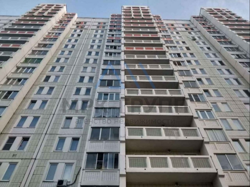 Добраться к дому можно транспортом от станции метро.
