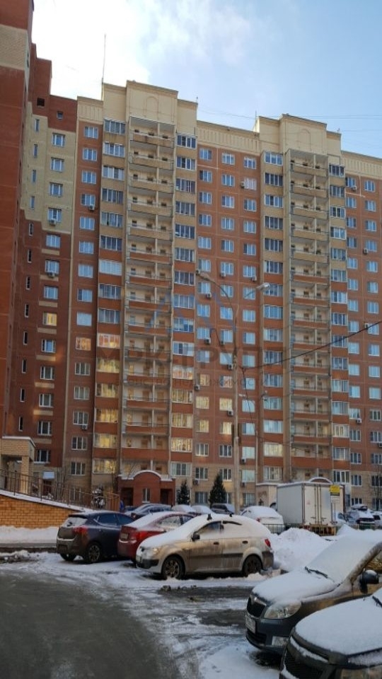 От дома до метро ходит транспорт.