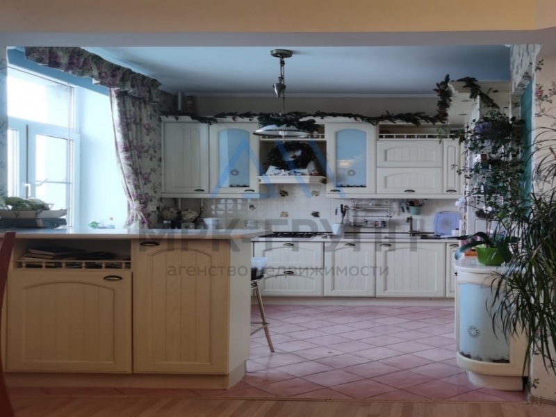 Продается трешка в хорошем районе.