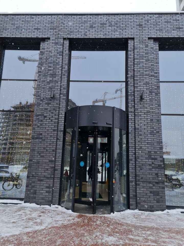 Продается 4-комнатная квартира в прекрасном благоустроенном районе.