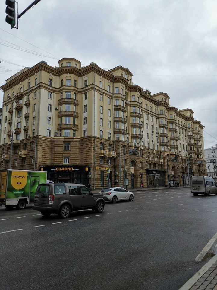 Продается 4-комнатная квартира в хорошем районе.