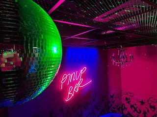 Pin Up Bar на Невском приглашает вас на должность хостеса