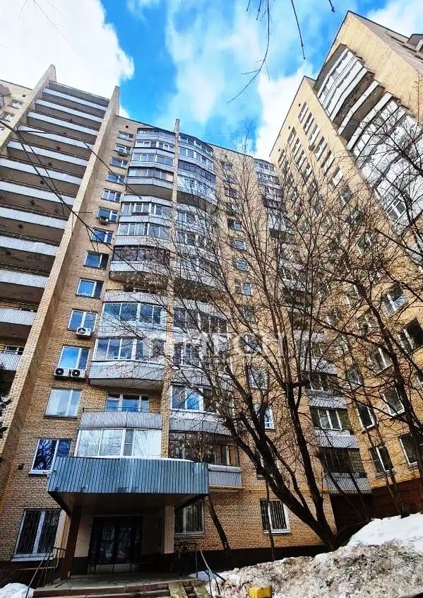 Продам 3-к квартиру в районе с развитой инфраструктурой.