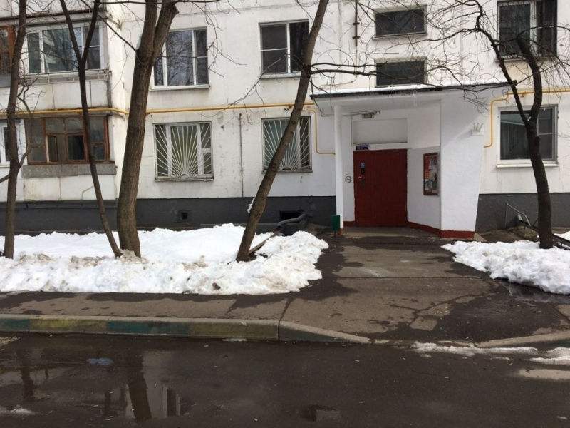Продам 3-х комнатную квартиру на первом этаже девятиэтажки.
