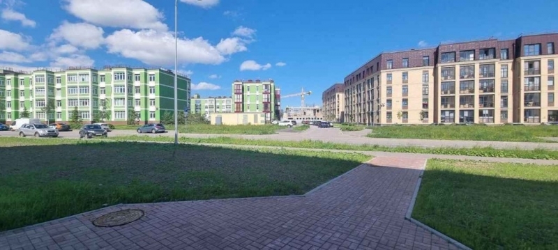 Продам 2-комнатную квартиру в развитом районе по низкой цене.