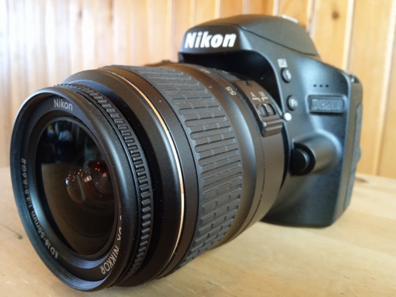 Продам цифровую фотокамеру Nikon D3200