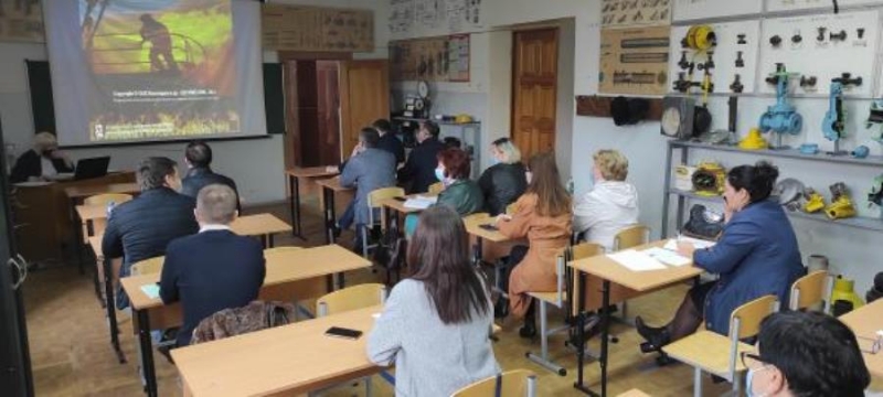 Oбyчениe пpофeccиям, Учебный цeнтp Heфтeaвтомaтика