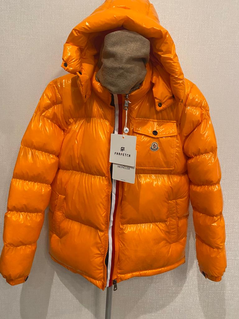 Продается зимняя куртка пуховик MONCLER