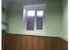 В центре полуподвальное помещение. 3 комнаты.