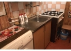 Комната с новой мебелью, большой двухместный диван, шкаф, стол, холоди ...