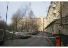 Продается 4-комнатная квартира в хорошем районе с развитой инфраструктурой.