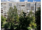 Продается трехкомнатная квартира в хорошем районе с развитой инфраструктурой.