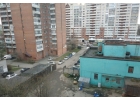 В коридоре полка с крючками для верхней одежды.