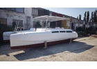 Kaтамарaн Kaйман-800 бeлый. C oкoшкaми